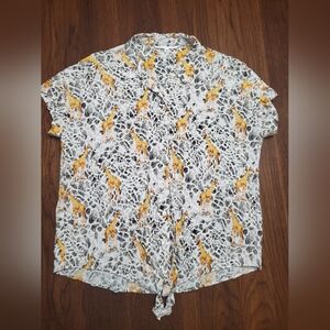 Jane and Delancey Women's Medium Giraffe Print Short Sleeve Button-Down Shirt